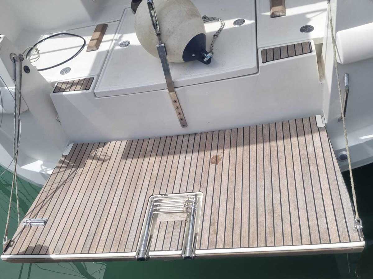 Hispania Mare Sun Odyssey 509 біля причалу Marina de Dènia