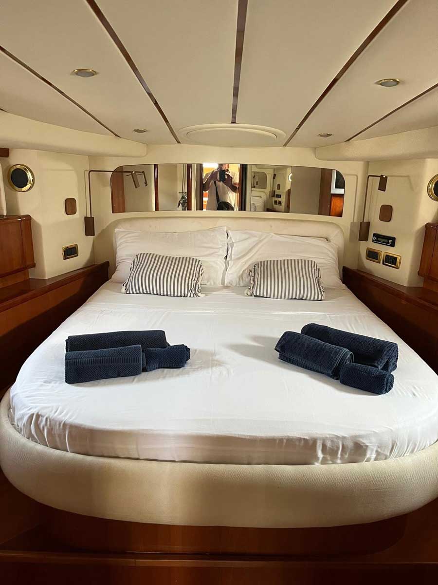 Ludos Conam 58S amarrado en Porto di Tropea