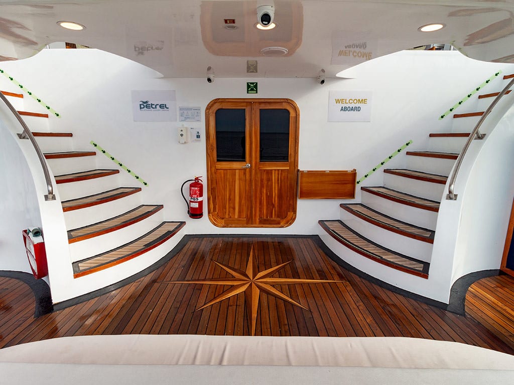 Petrel Power Catamaran vor Anker in Baltra