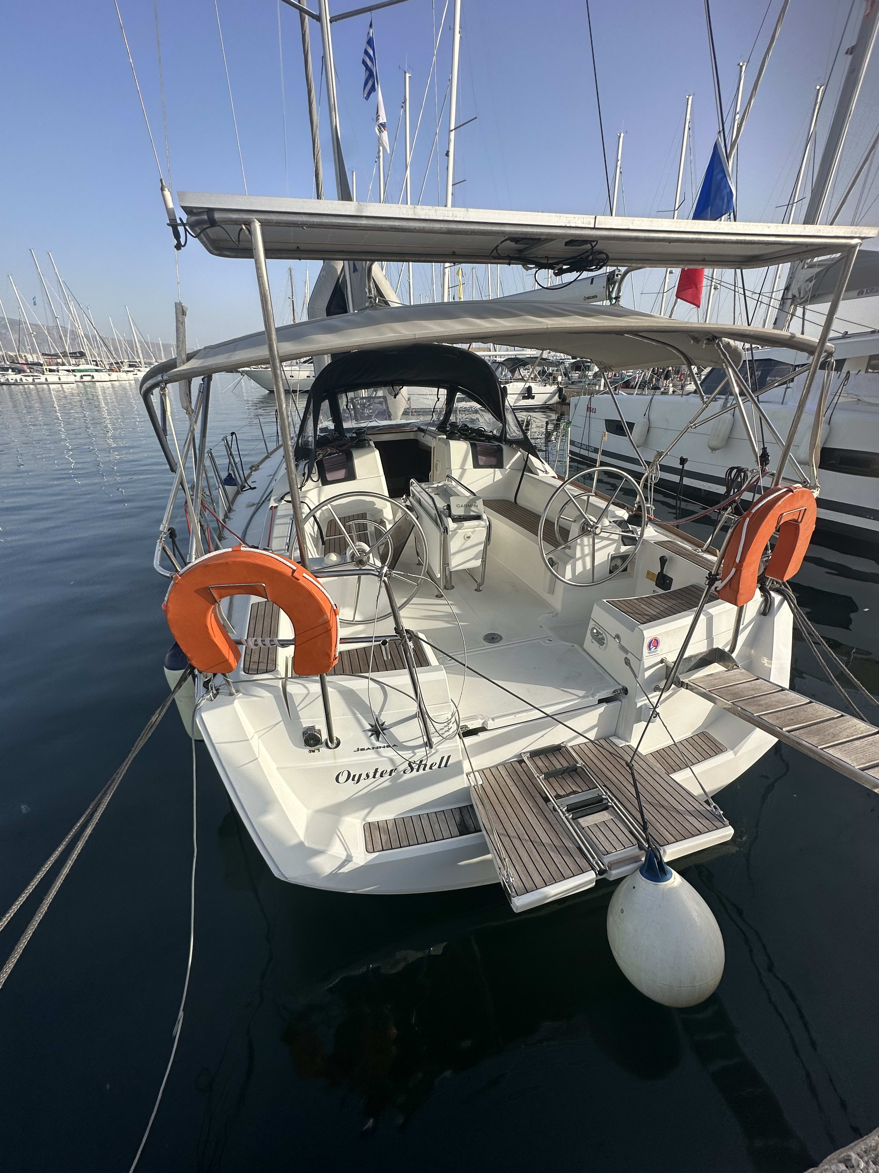 OYSTER SHELL Sun Odyssey 379 amarrado en Athens / Alimos Marina