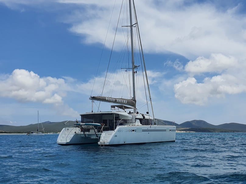 Ocean Dreams I Lagoon 450 Sport vor Anker in Real Club Nautico de Vigo