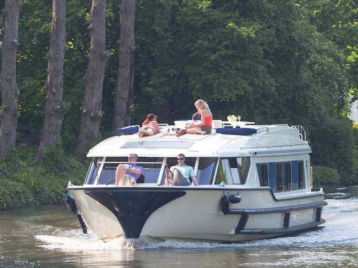 Vision4 - Comfort Plus 22 Vision 4 moored at Saint-Jean-de-Losne