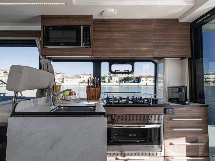 Liberty - Luxury 11 vor Anker in Staines / Chertsey