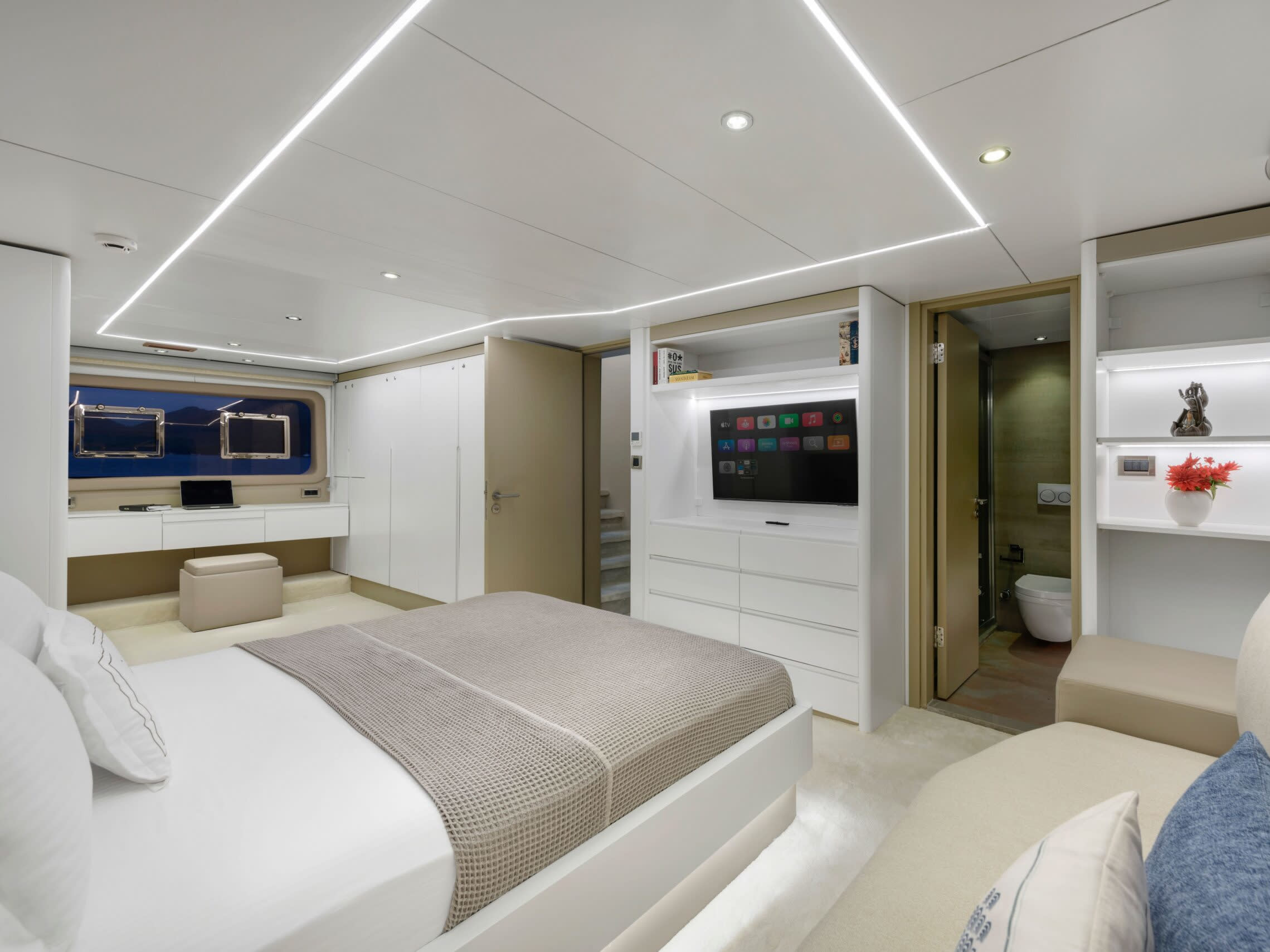 TanWay Motoryacht біля причалу Marmaris Yacht Marina