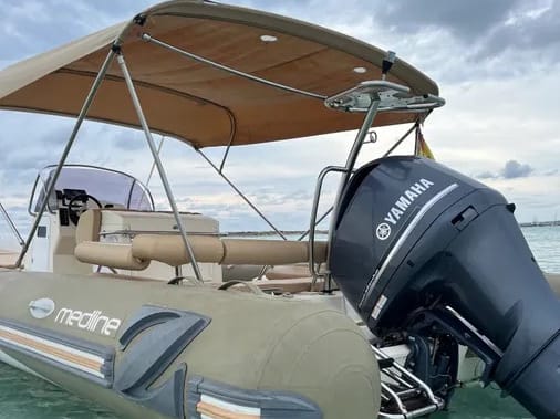 Lila 1 Zodiac Medline 3 vor Anker in Santa Eulària des Riu / Marina Santa Eulalia