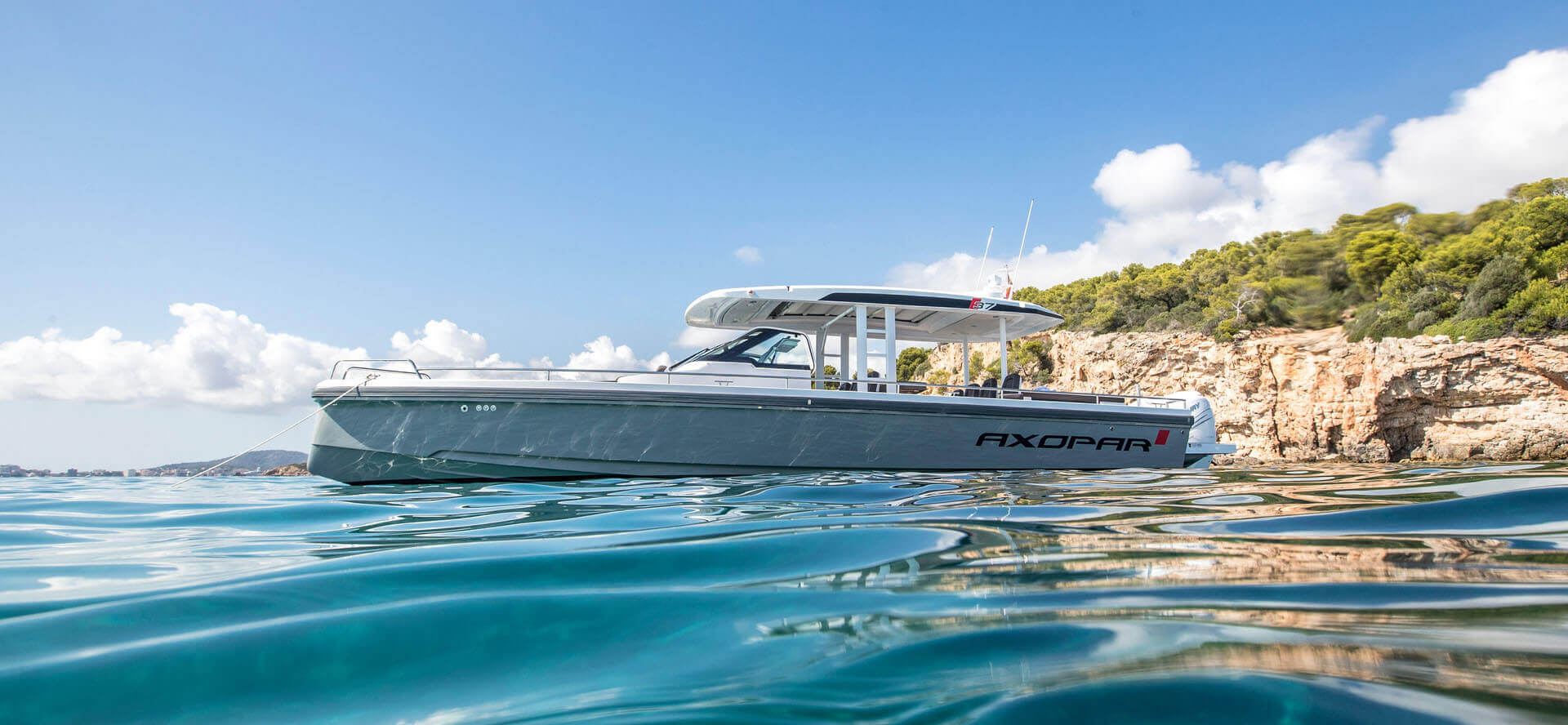 Premium Axopar 37  Sun Top amarrado en Chania