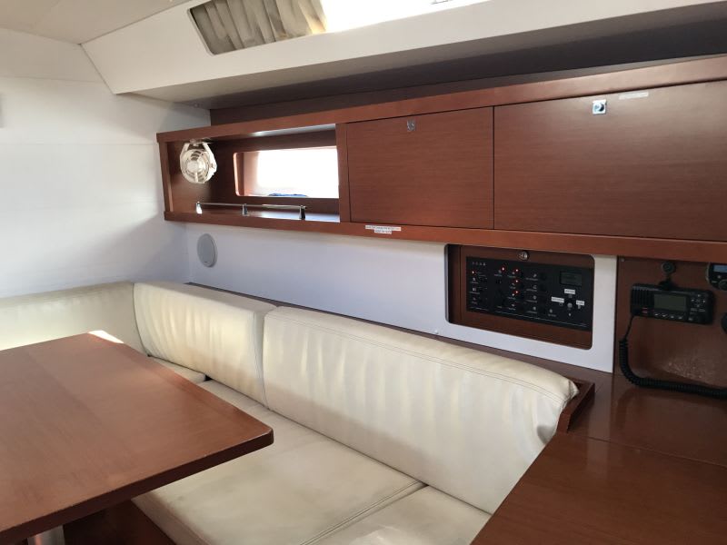Alboran XXXIV Nini (Majorca) Oceanis 45 amarrado en Palma de Mallorca / La Lonja Marina Charter
