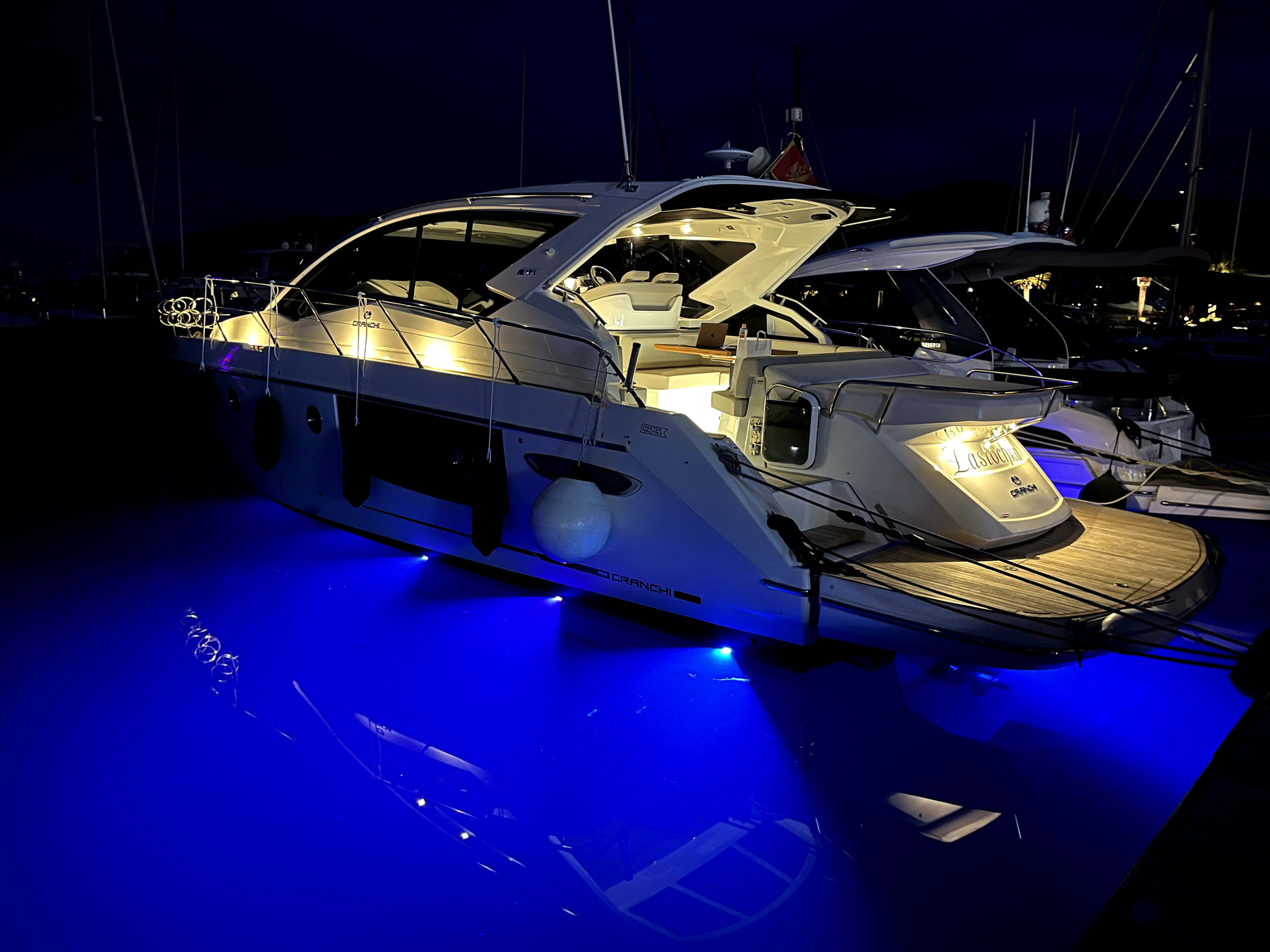 Onesta Cranchi M44 HT біля причалу Tivat / Porto Montenegro