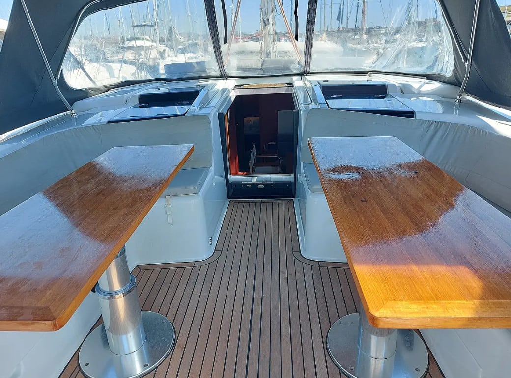Aktea Hanse 508 біля причалу Lavrion / Olympic Marina