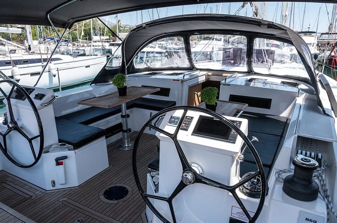 Amaltheia Bavaria C50 біля причалу Lefkada / D-Marin Marina Lefkas