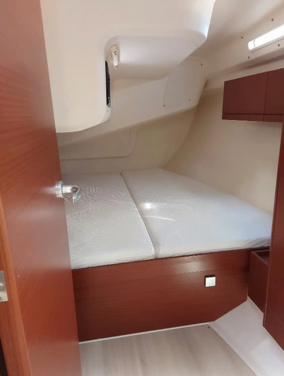 Pasithea Hanse 418 біля причалу Lavrion / Olympic Marina