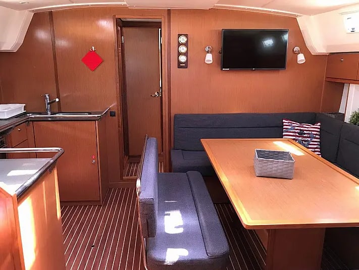 Juniper Bavaria Cruiser 50 біля причалу Lefkada / Port of Lefkas