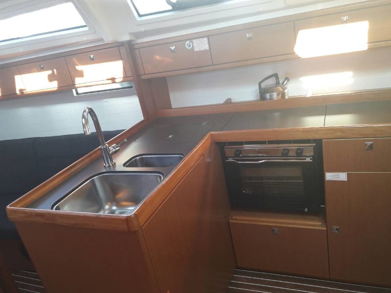 John K Bavaria Cruiser 37 біля причалу Lefkada / D-Marin Marina Lefkas