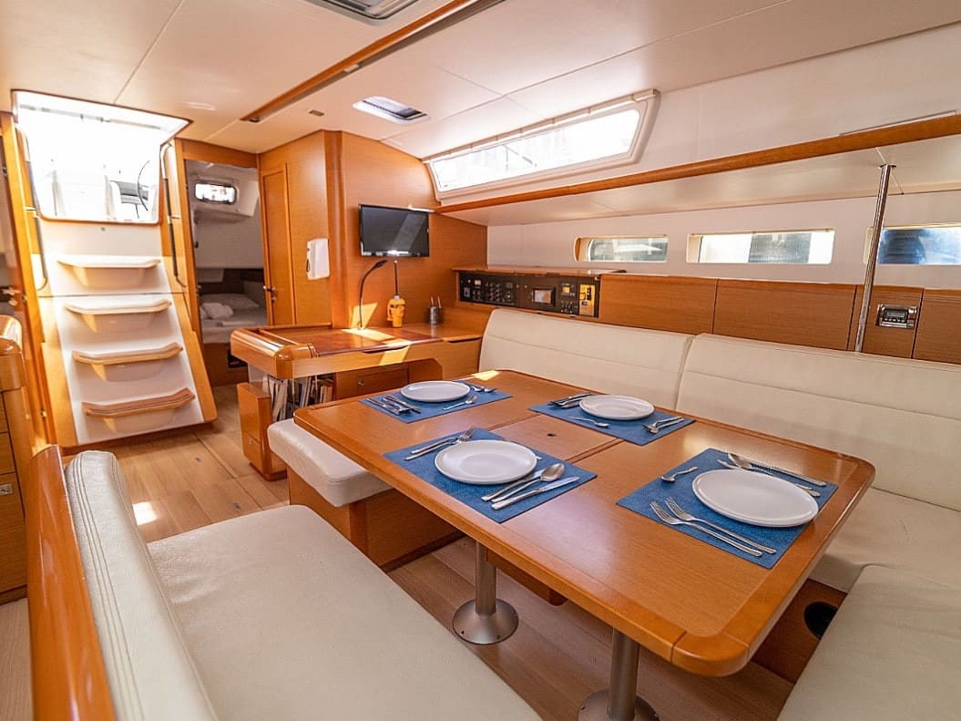 Promise Sun Odyssey 509 біля причалу Athens / Alimos Marina