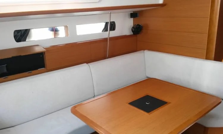 EVA Sun Odyssey 469 amarrado en Port of Volos