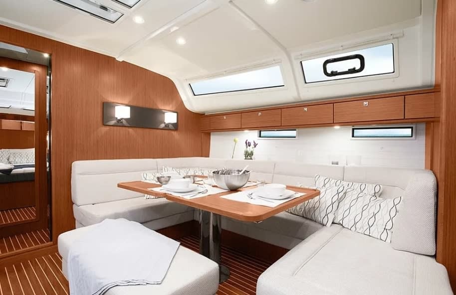 Sea Wonder I Bavaria Cruiser 51 amarrado en Athens / Alimos Marina