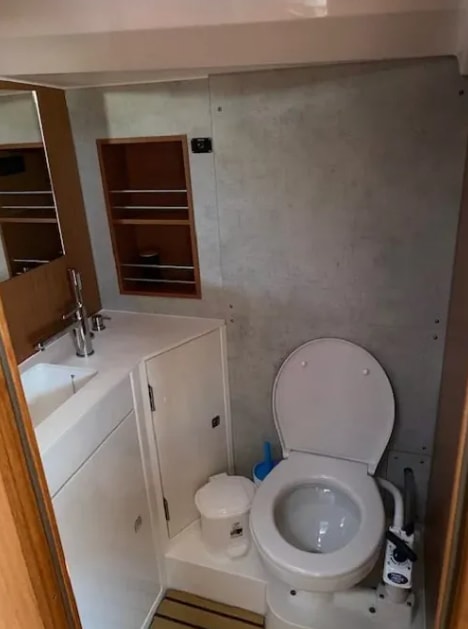 Kalispera Bavaria C42 біля причалу Athens / Alimos Marina