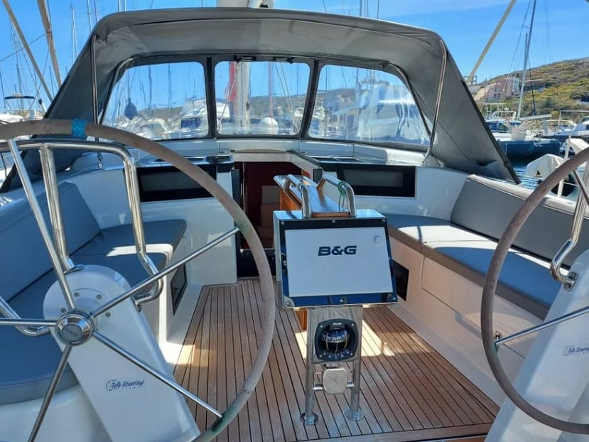 Themisto Hanse 418 біля причалу Lavrion / Olympic Marina