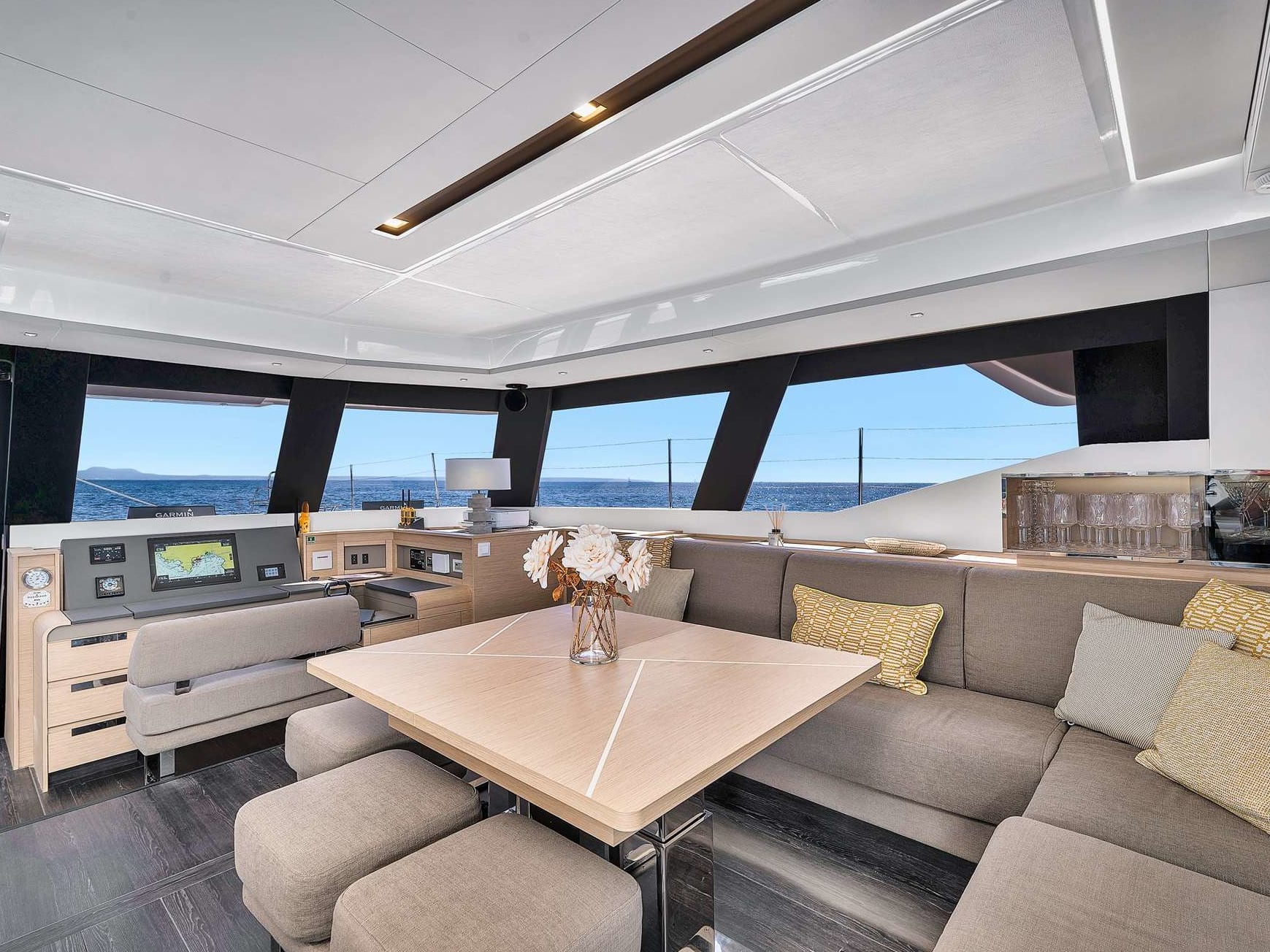 NEOW Alegria 67 біля причалу IGY Vieux-Port de Cannes
