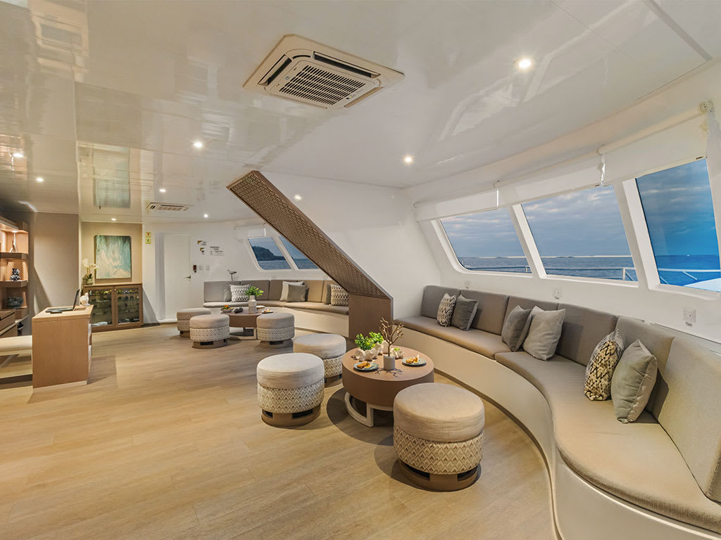 Endemic - Cabin 2 Power Catamaran vor Anker in Baltra