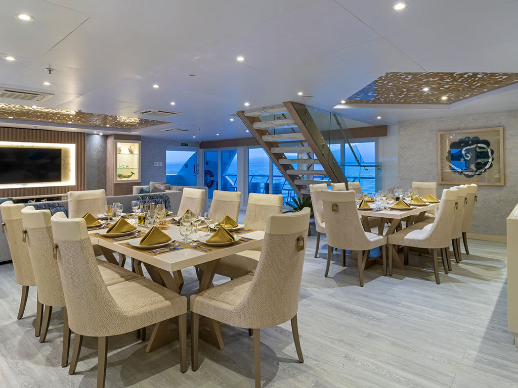 Elite - Cabin 8 Power Catamaran amarrado en Baltra
