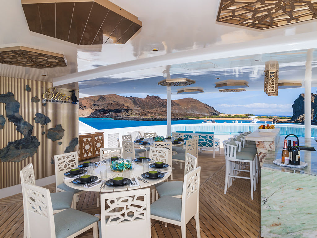Elite - Cabin 5 Power Catamaran vor Anker in Baltra