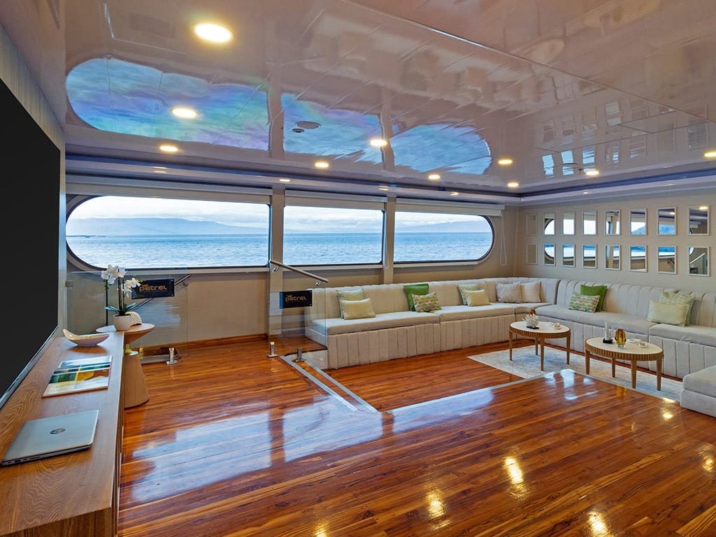 Petrel - Cabin 4 Power Catamaran vor Anker in Baltra