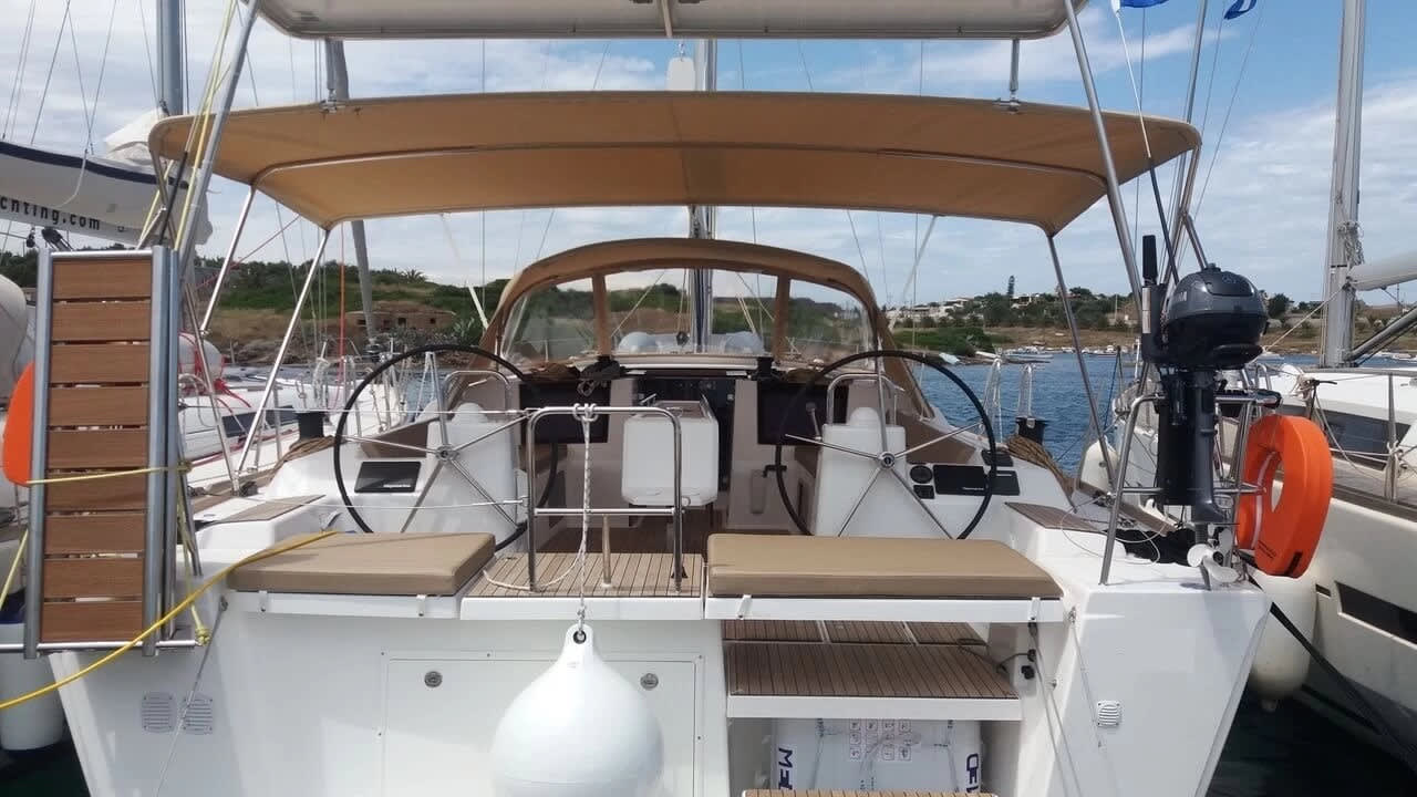 Nearchos Dufour 460 Grand Large біля причалу Lavrion / Olympic Marina