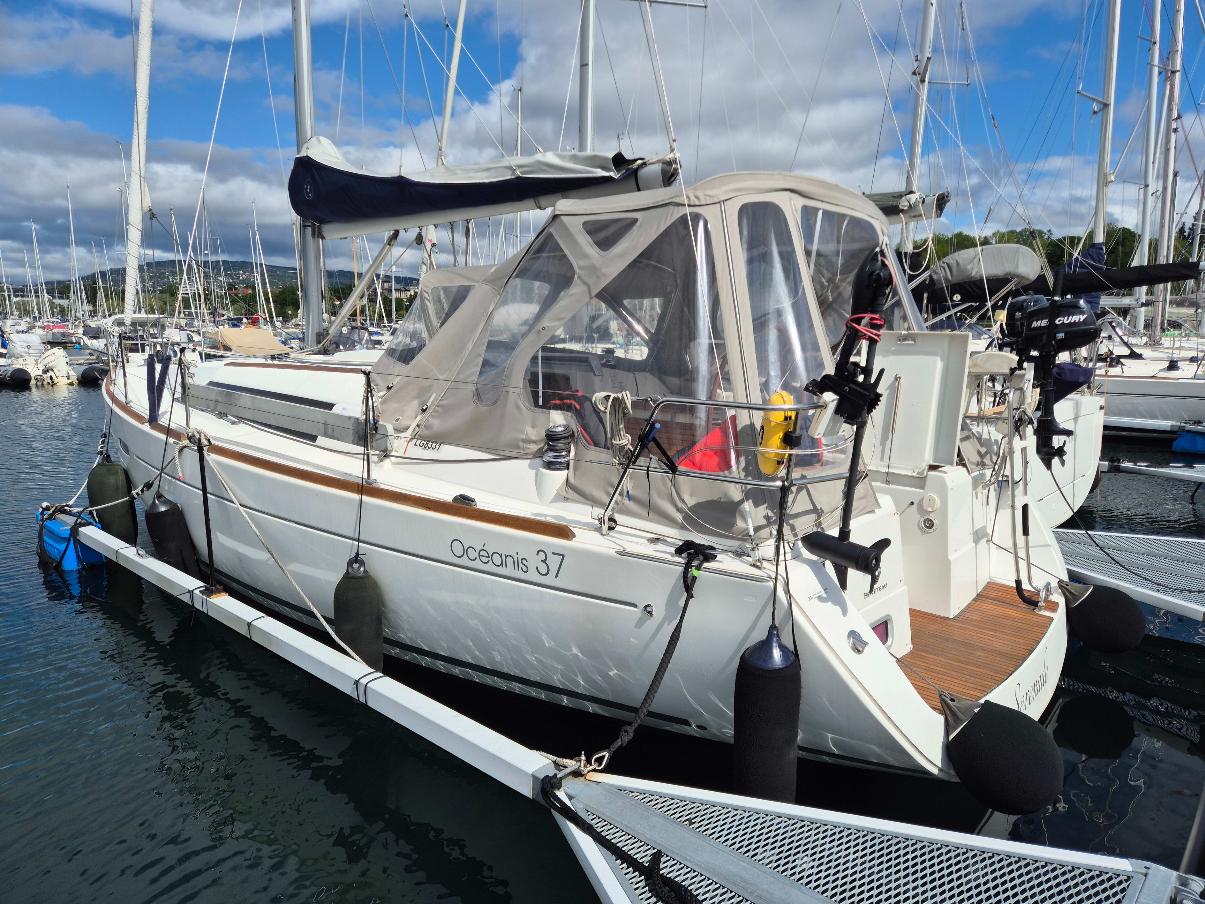 Serenade Oceanis 37 vor Anker in Hjellestad Marina