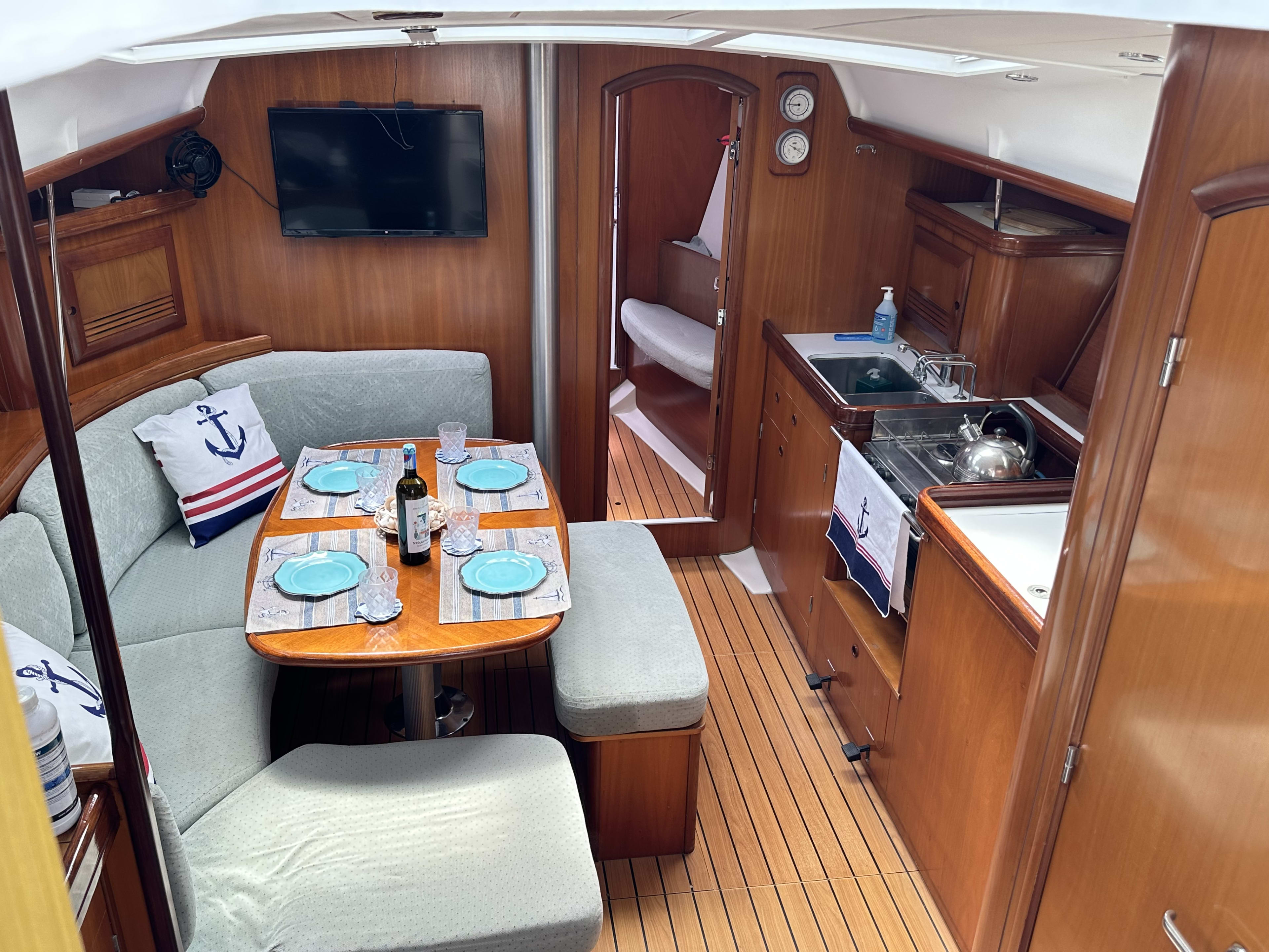 ARGO Oceanis 393 vor Anker in Athens / Marina Delta Kallithea