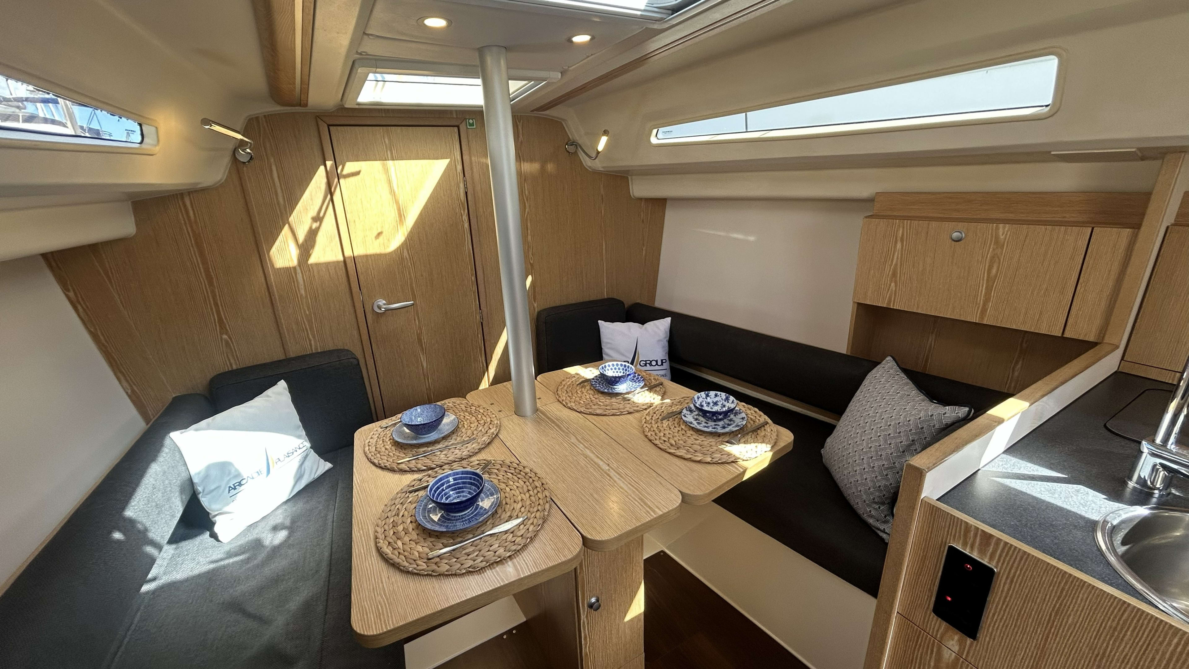 Tendance III Hanse 315 біля причалу Les Marines de Cogolin