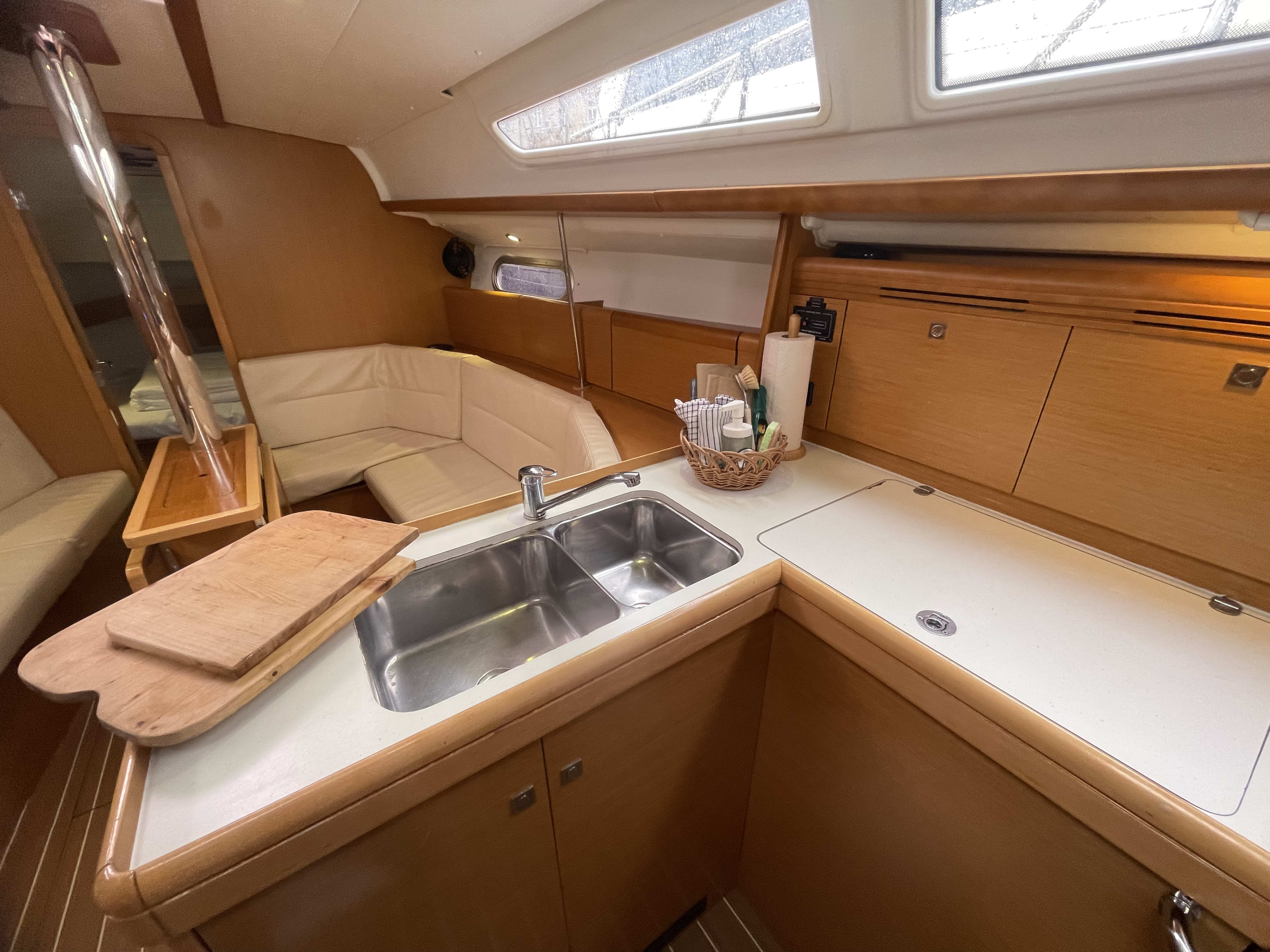 Agatha Sun Odyssey 36i amarrado en Marina Zadar