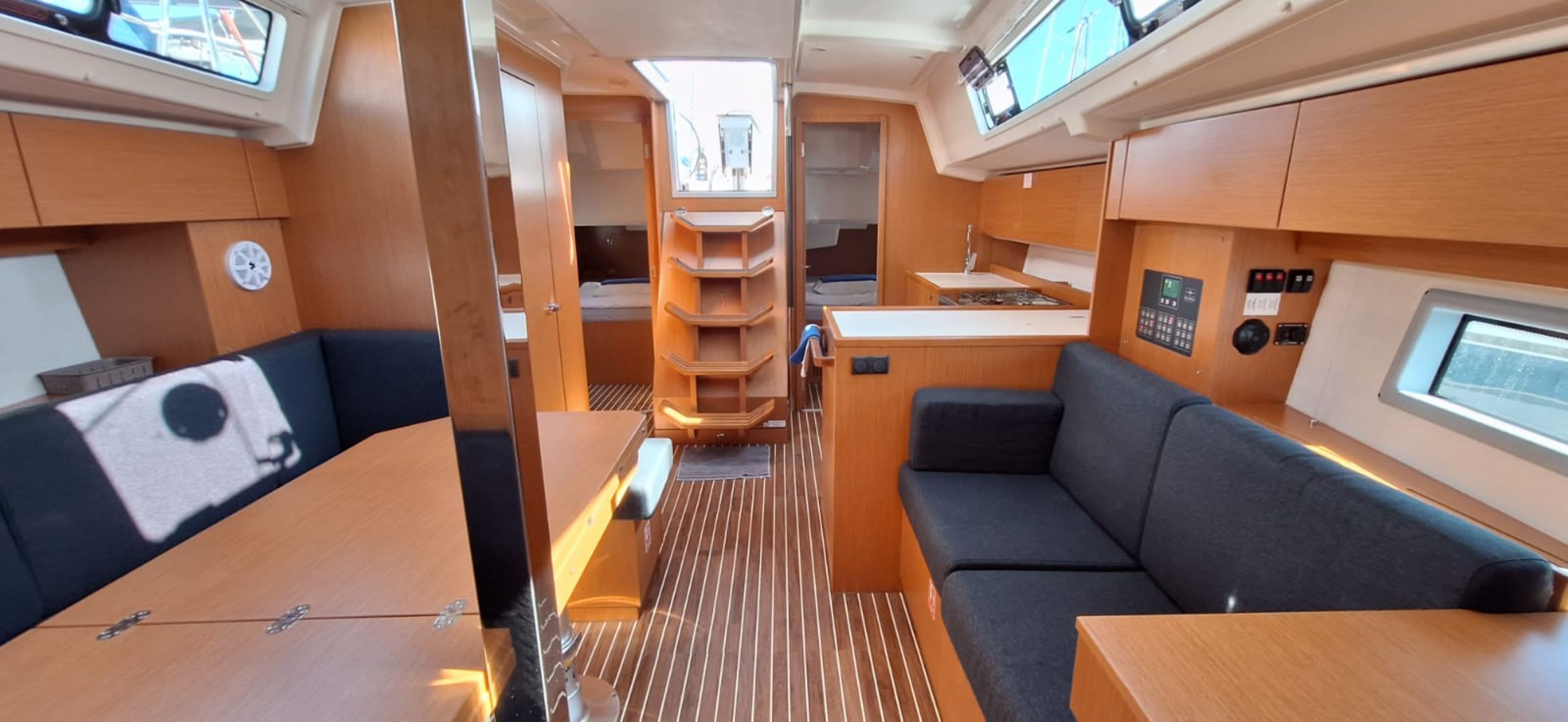 Papagena Bavaria C38 amarrado en ACI Marina Trogir