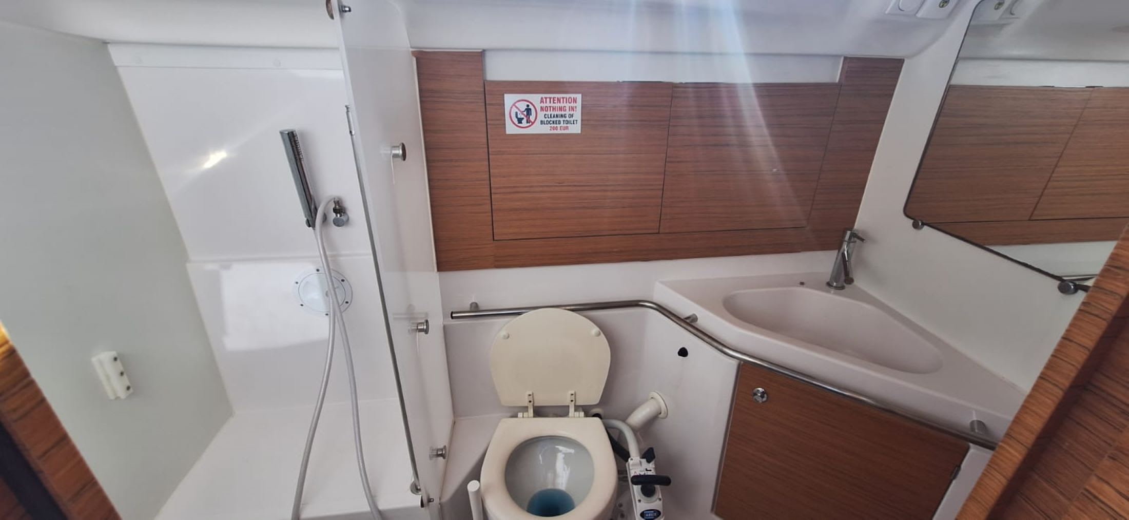 Lasta Elan Impression 45 vor Anker in ACI Marina Trogir