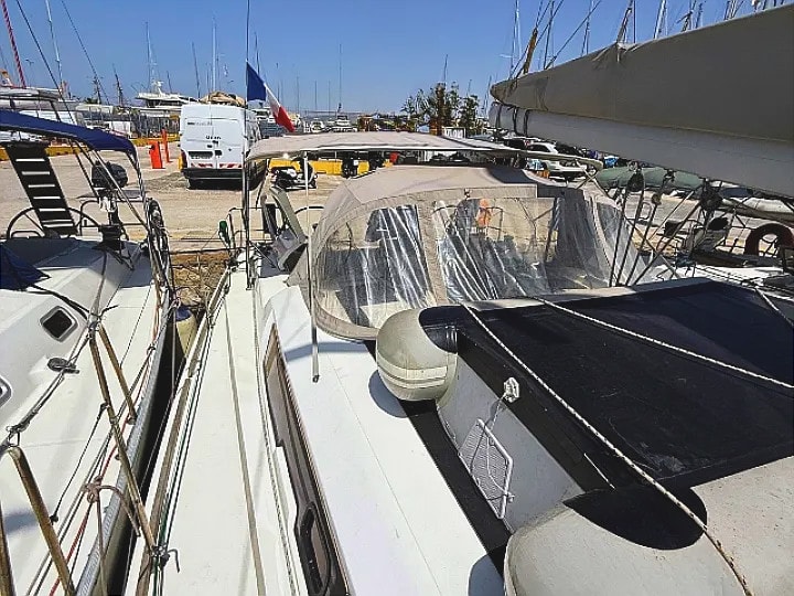 Freedom Dufour 410 Grand Large vor Anker in Athens / Alimos Marina