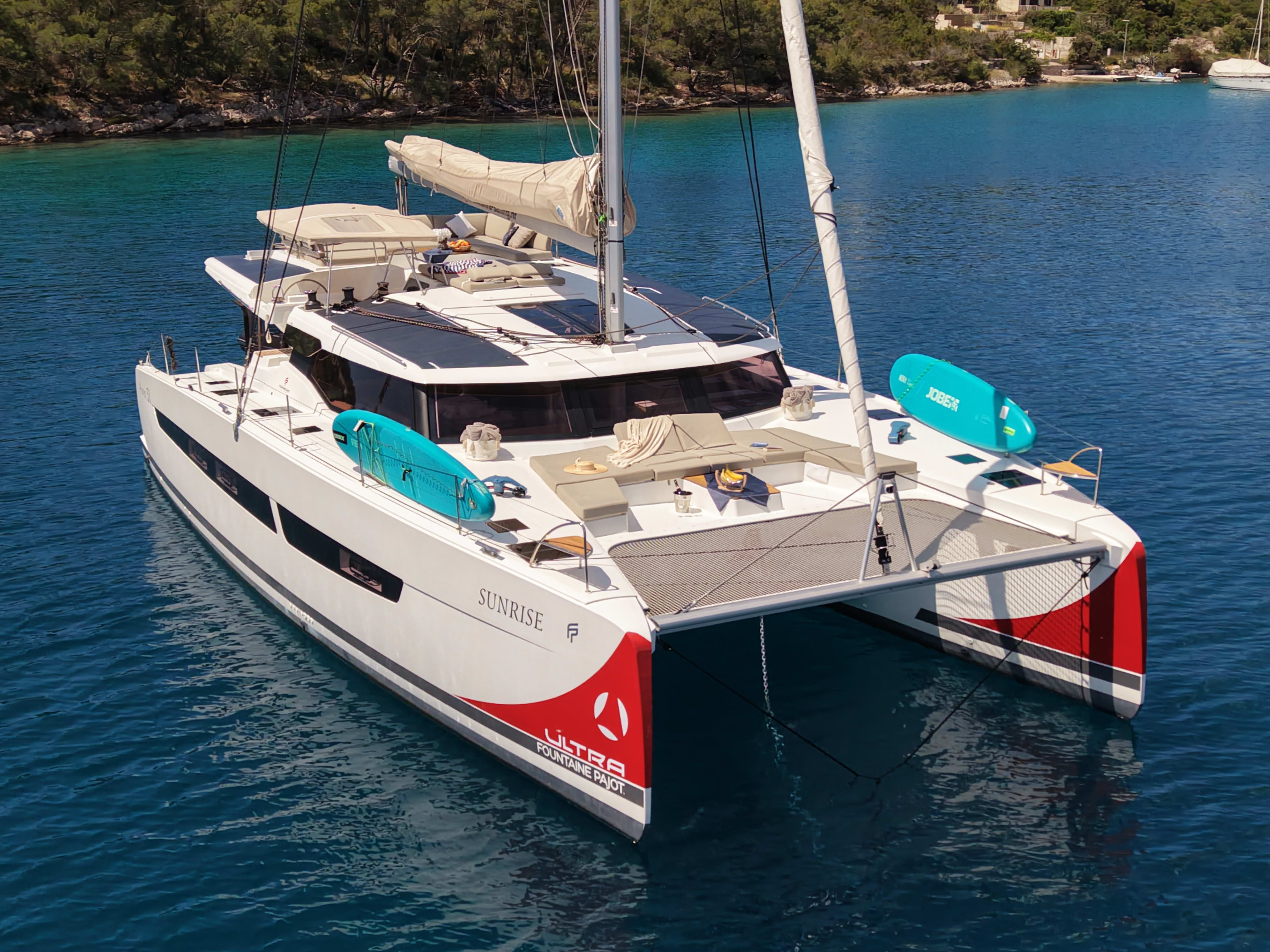 SUNRISE Aura 51 vor Anker in Seget Donji / Marina Baotić