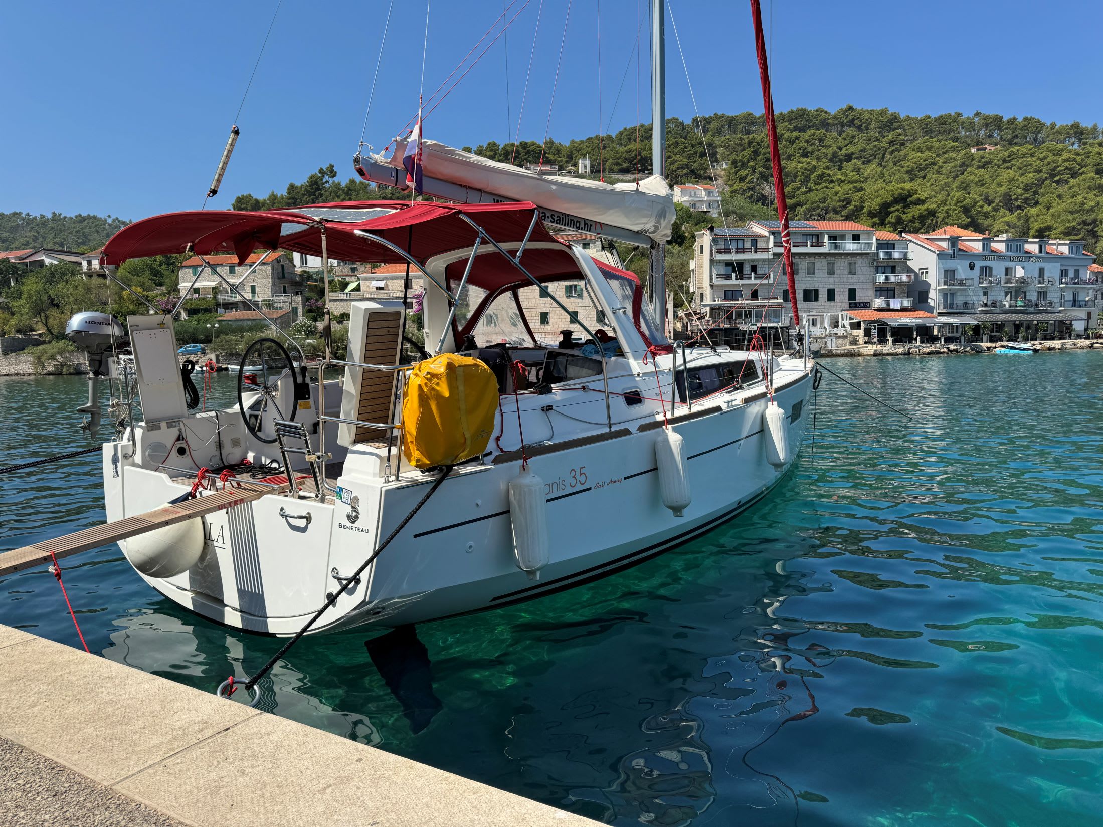GALA Oceanis 35 біля причалу ACI Marina Split