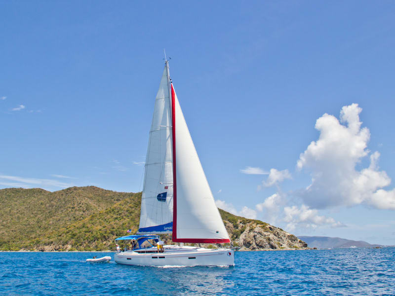 Sunsail 47 Premium Plus Sun Odyssey 469 vor Anker in Marsh Harbour / Beach Resort Marina