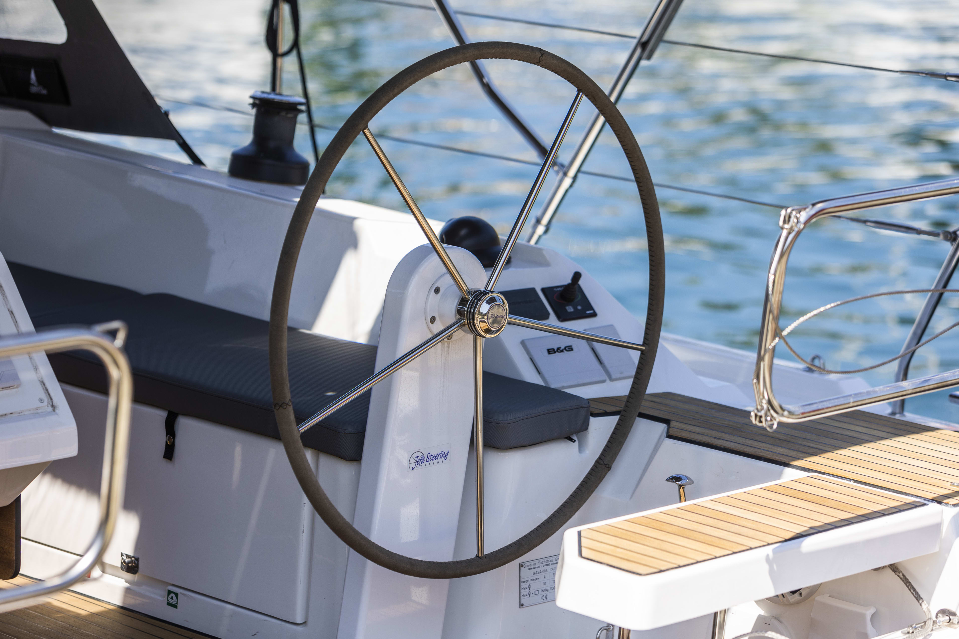 Maraschino Bavaria C42 біля причалу Marina Zadar