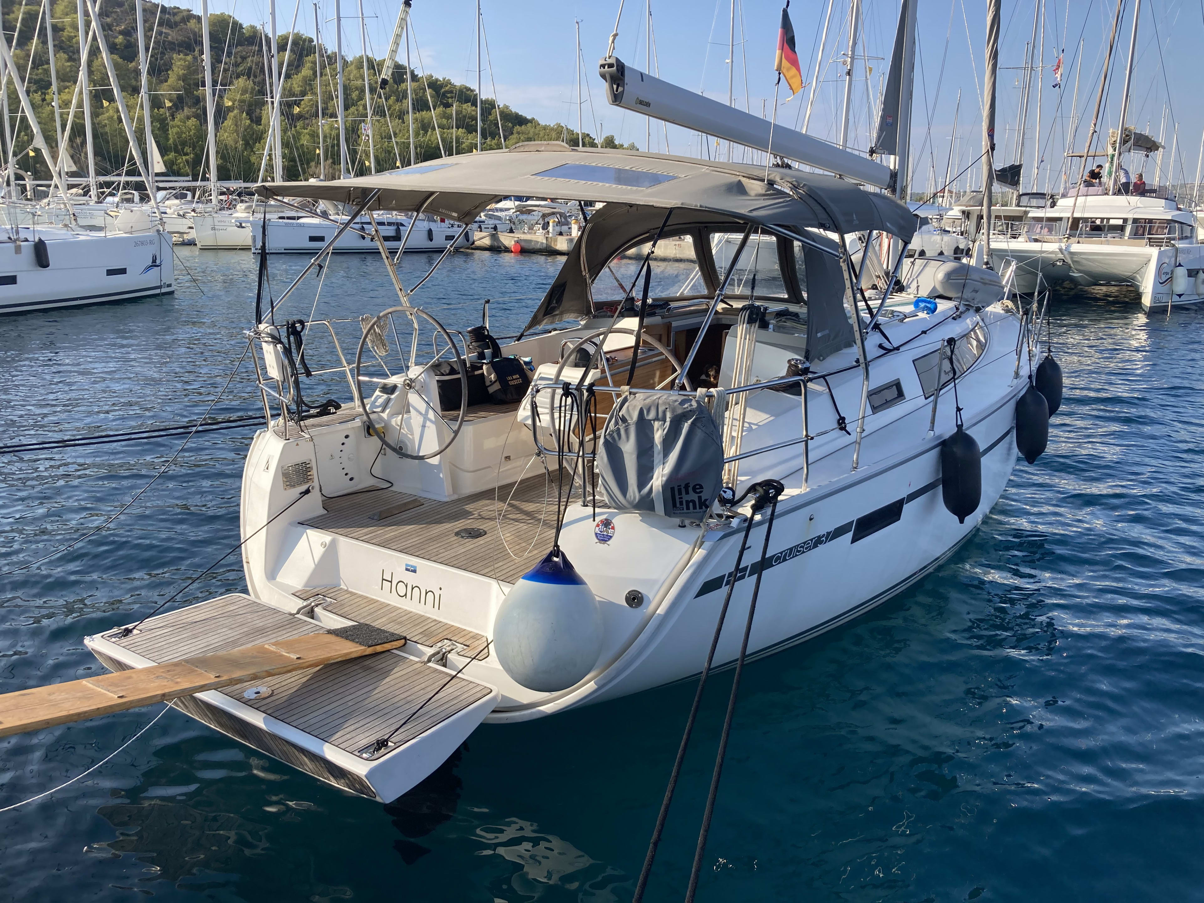 Hanni Bavaria 37 Cruiser amarrado en Šibenik / D-Marin Marina Mandalina
