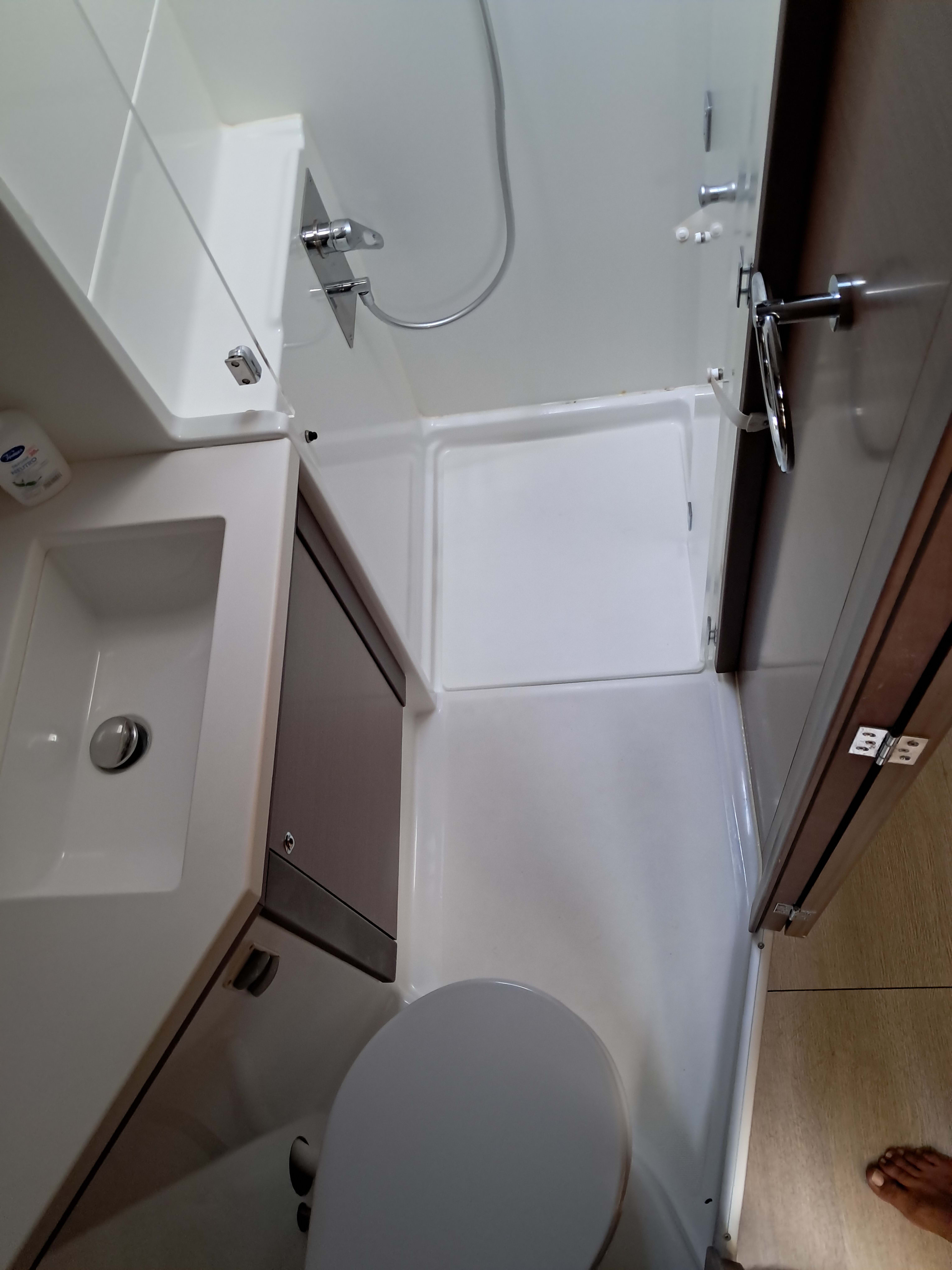 Harael Lagoon 450 Fly біля причалу Golfo Aranci / Mare Fun Charter & Marina