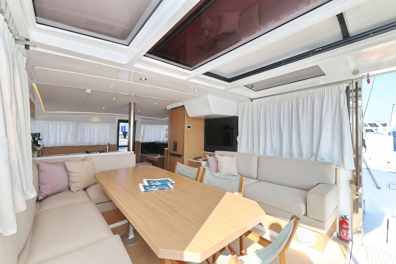Sahar Bali 4.2 vor Anker in Capo d'Orlando Marina