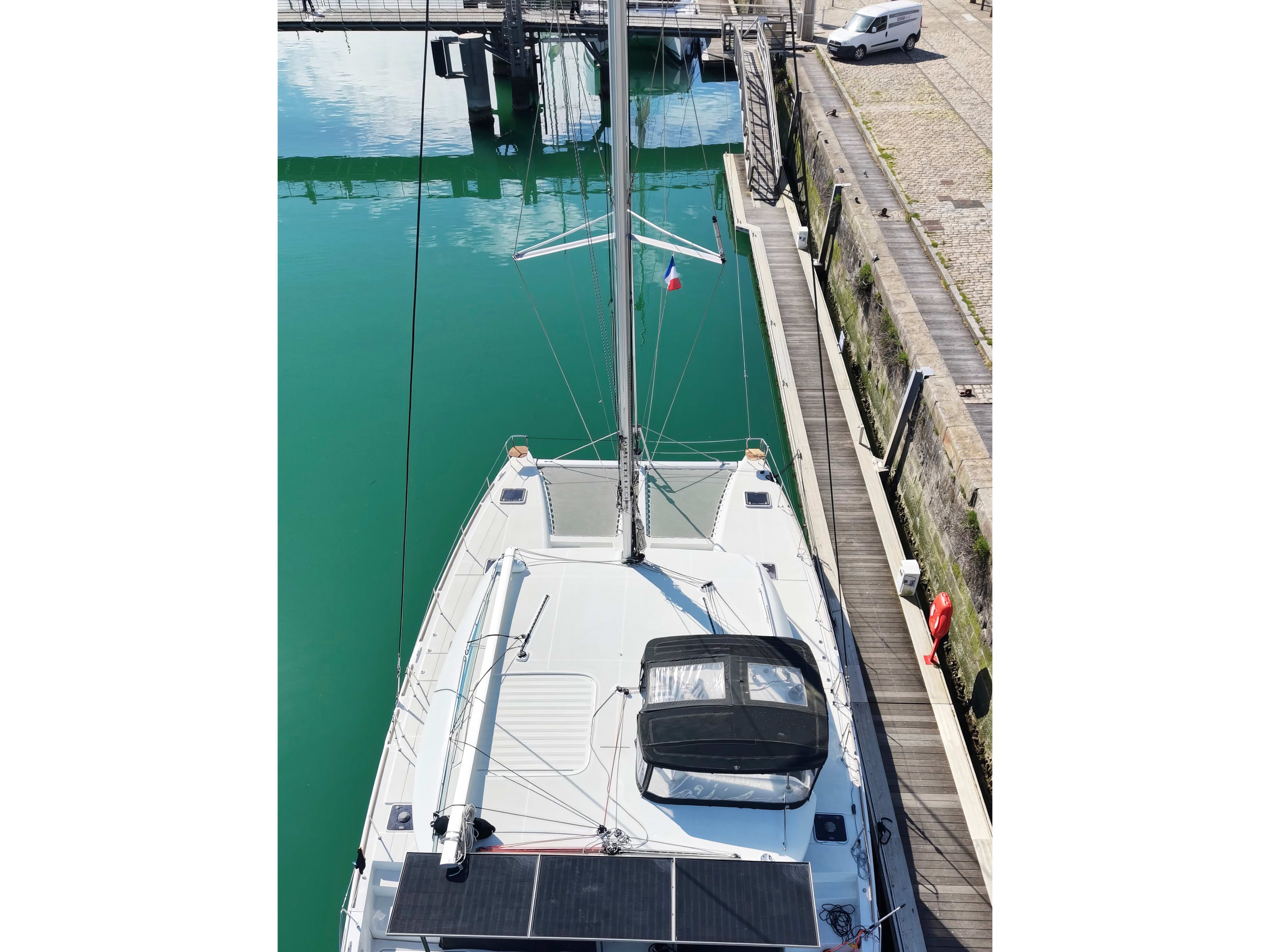 Morii Lagoon 450 Sport vor Anker in Marina di Olbia