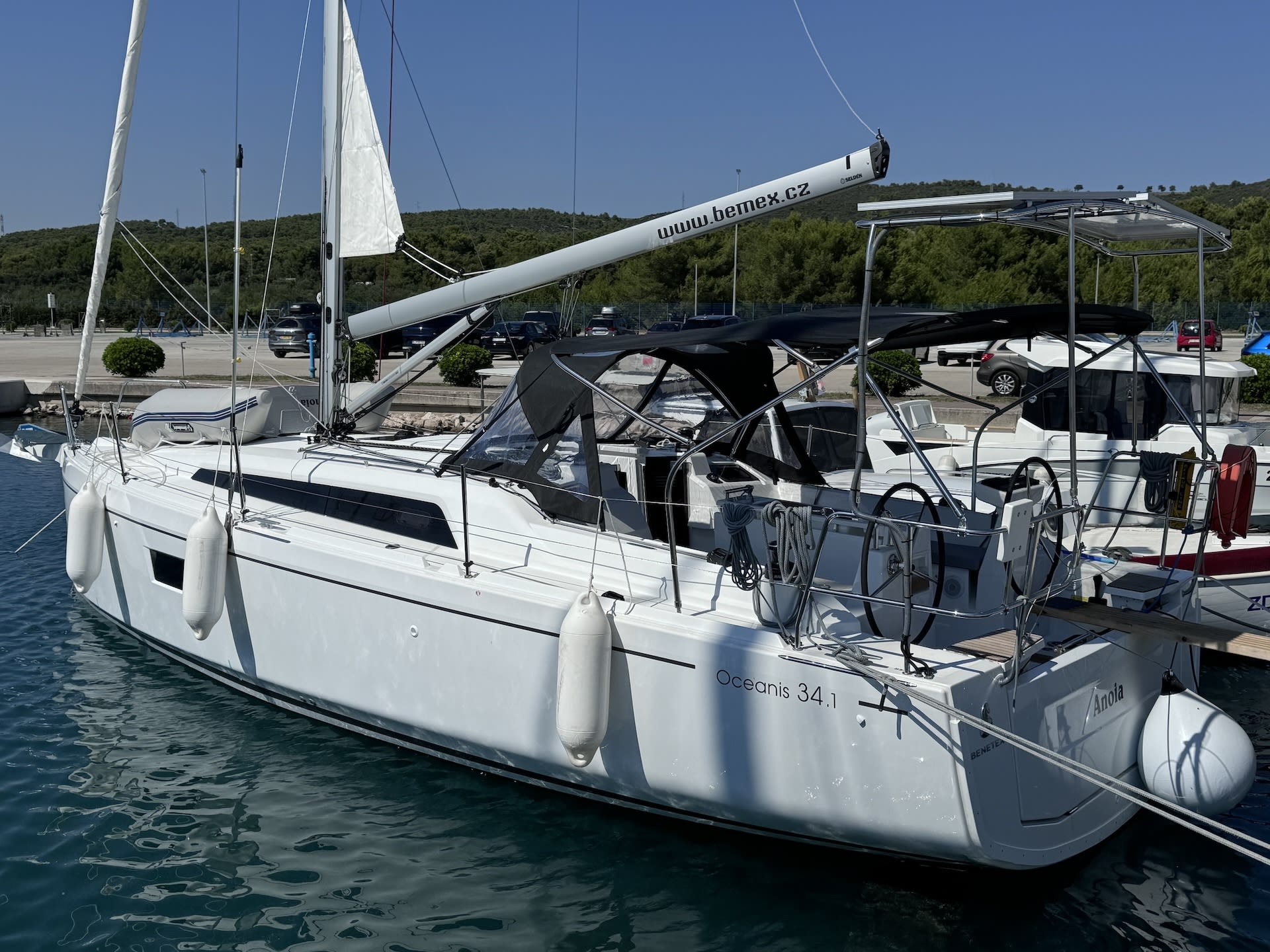 ANOIA Oceanis 34.1 vor Anker in Sukošan / D-Marin Dalmacija Marina