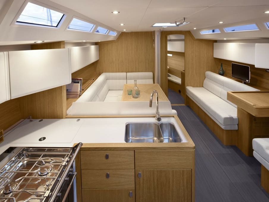 Trinity Solaris 44 amarrado en Marina Punat
