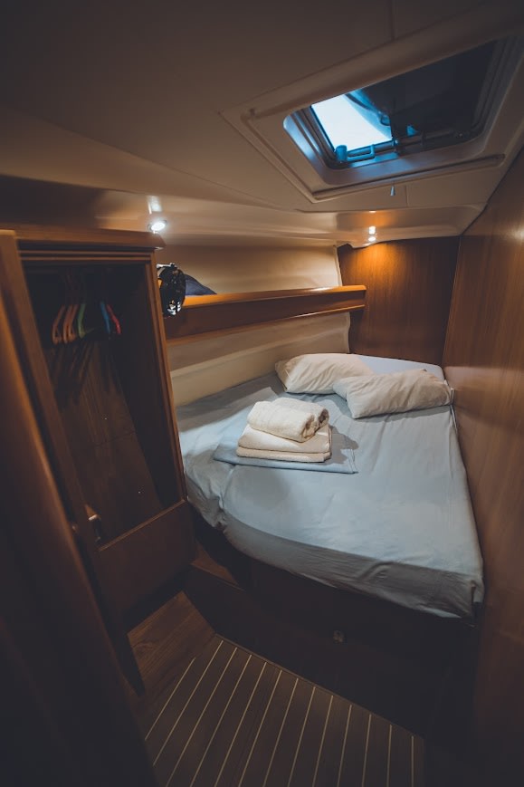 Anax Sun Odyssey 49i vor Anker in Port of Volos