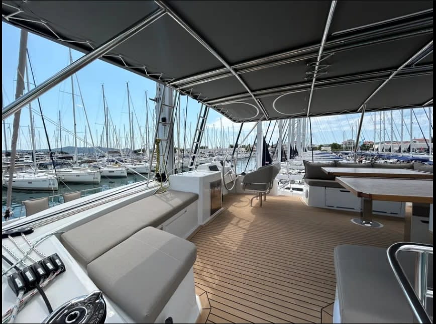 Arcturus Bali 5.4 amarrado en Mahe, Victoria / Eden Island Marina