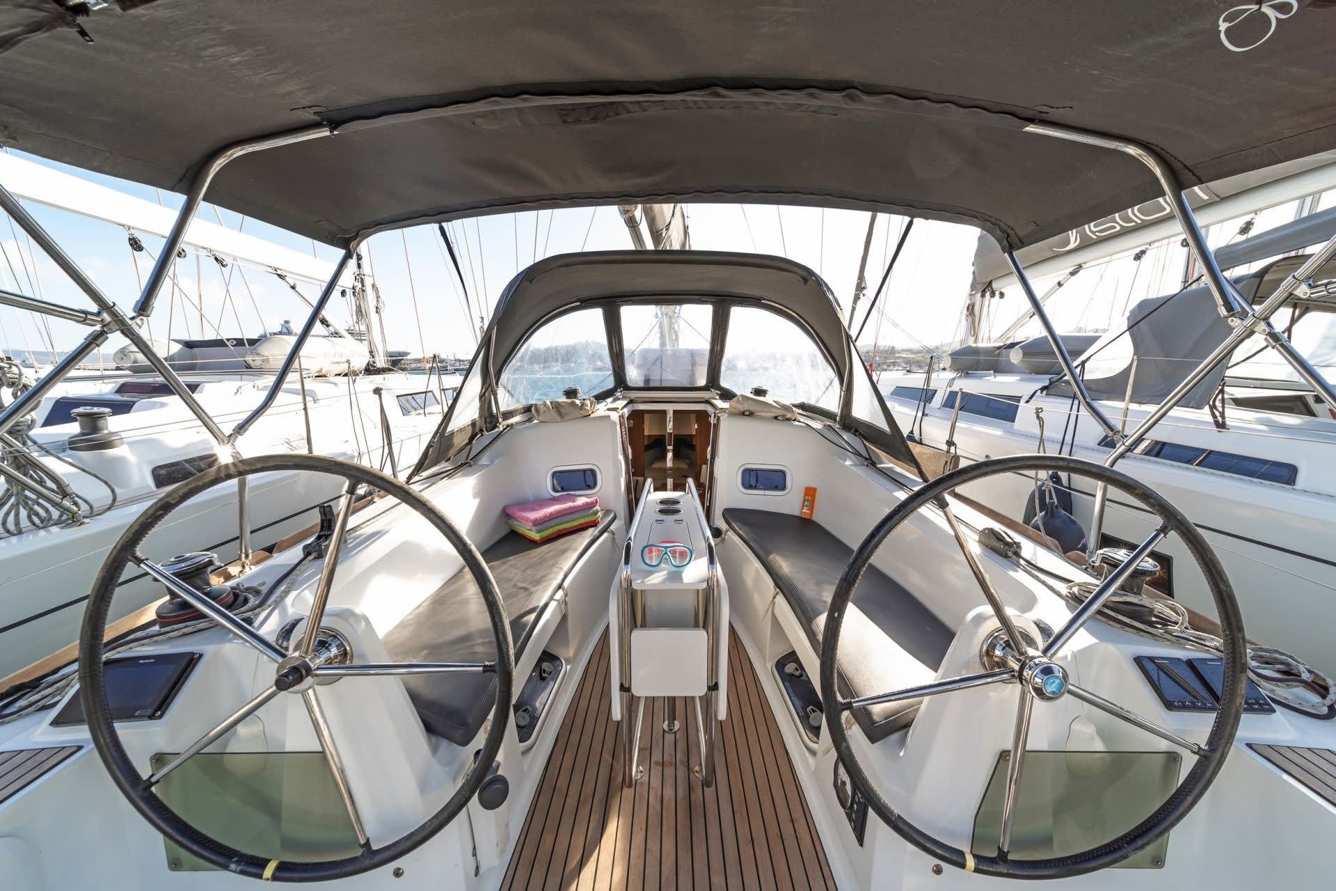 AGIOS NIKOLAOS Sun Odyssey 349 біля причалу Port of Volos