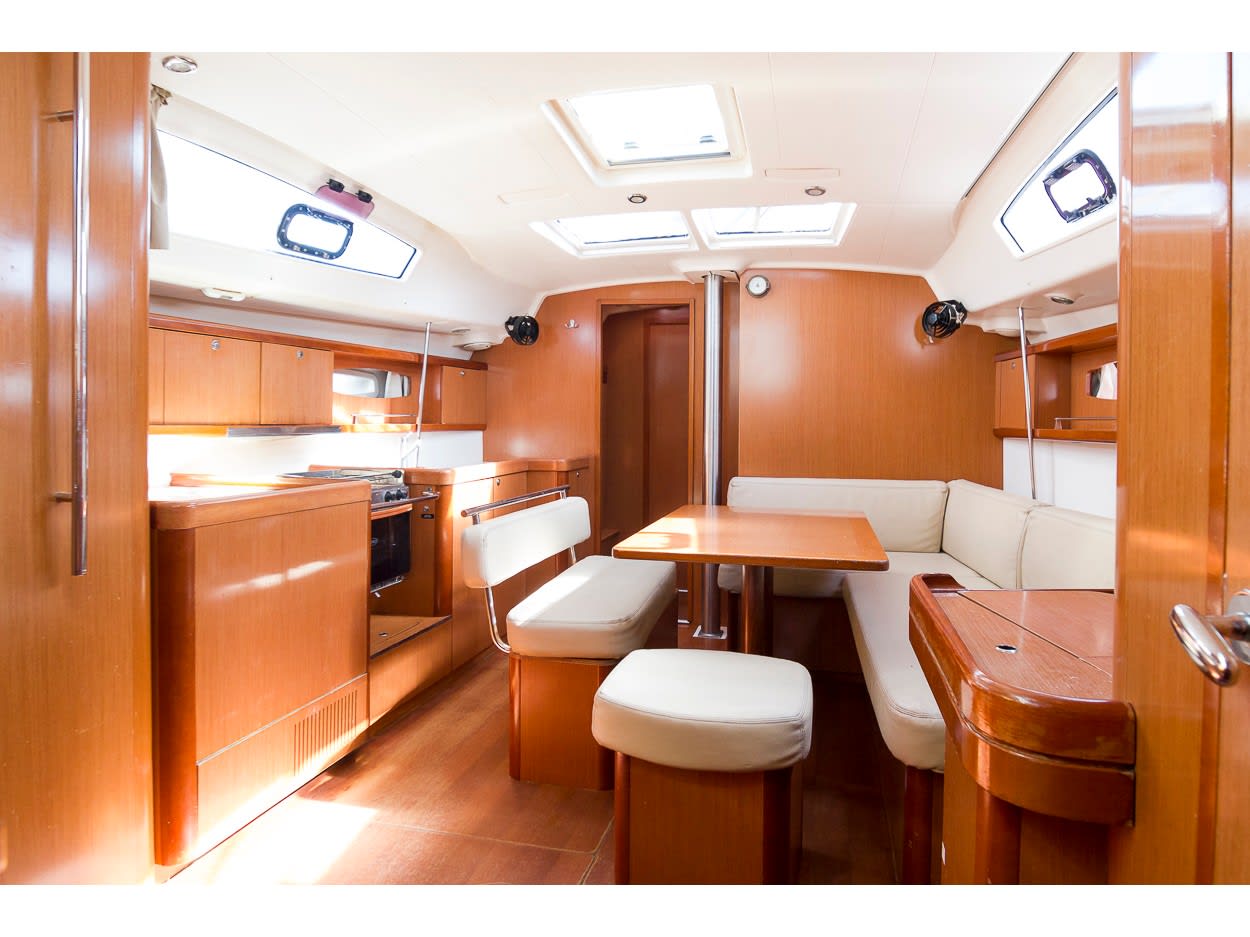 Demonio de Tasmania Oceanis 43 moored at Palma de Mallorca / La Lonja Marina Charter