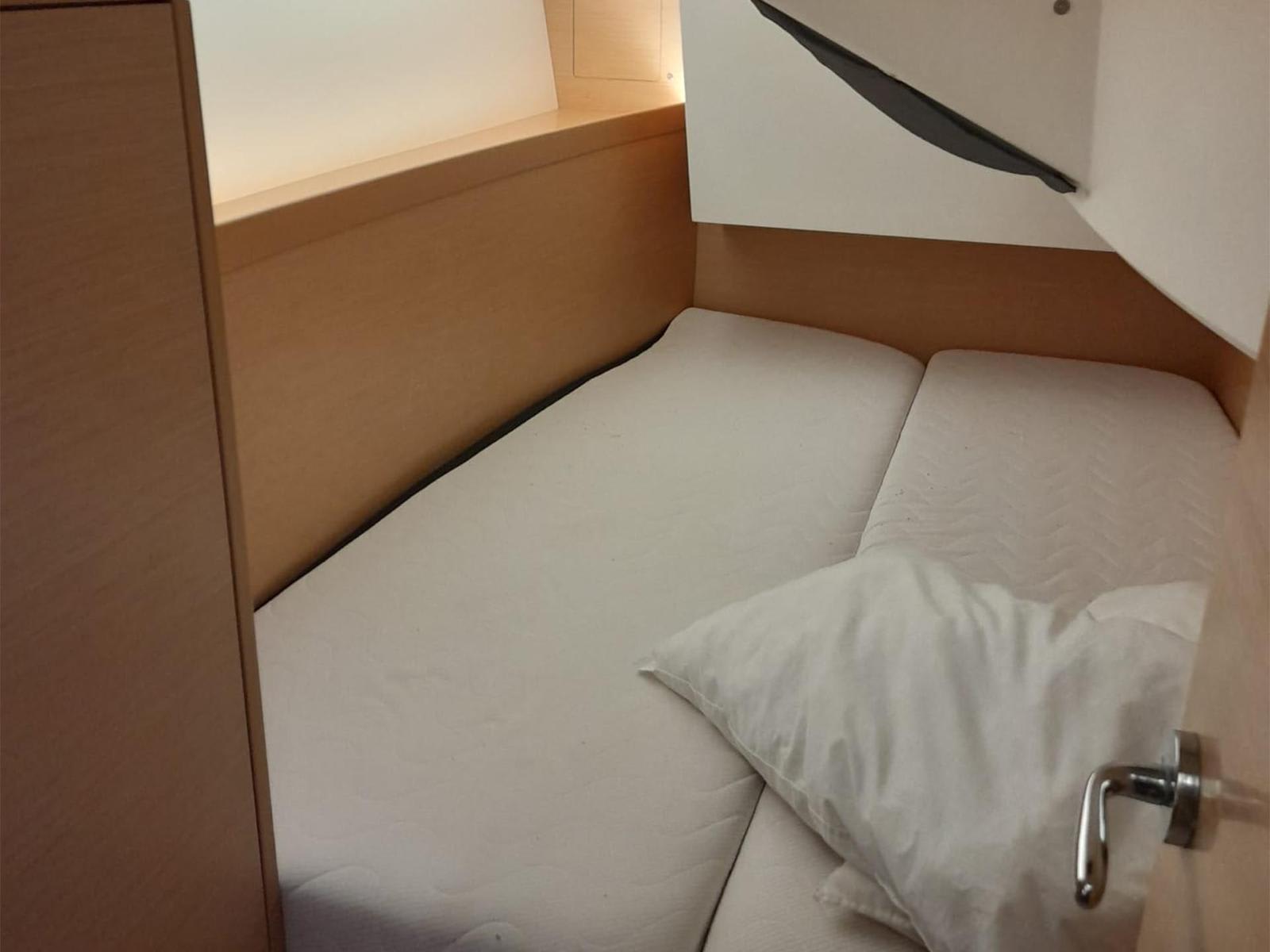Anatema Sun Odyssey 349 біля причалу Piombino / Salivoli